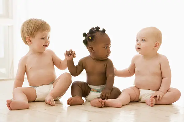 Mütter mit Babys nehmen an einem Babytreff und einer offenen Stillgruppe teil, um sich über Stillen und Babyernährung zu informieren.