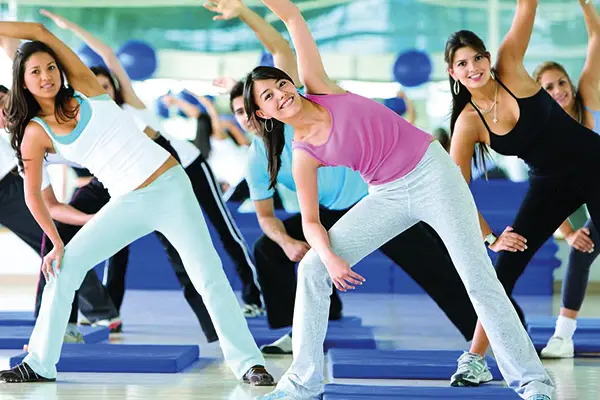 Mütter nehmen an einem energiegeladenen Tanz- und Aerobic-Workout teil, um ihre Fitness zu steigern und Spaß zu haben.