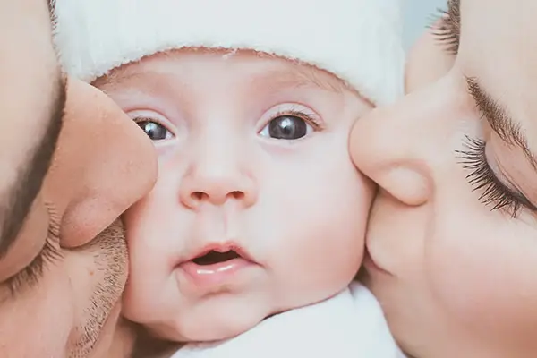 Beratungsgespräch zwischen Eltern und Therapeutin in einer warmen, einladenden Atmosphäre, symbolisiert Unterstützung und Verständnis im Elternsein