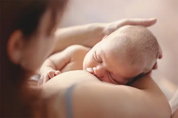 Laserbehandlung im Wochenbett zur Linderung von Beschwerden wie wunden Brustwarzen und Narbenheilung.